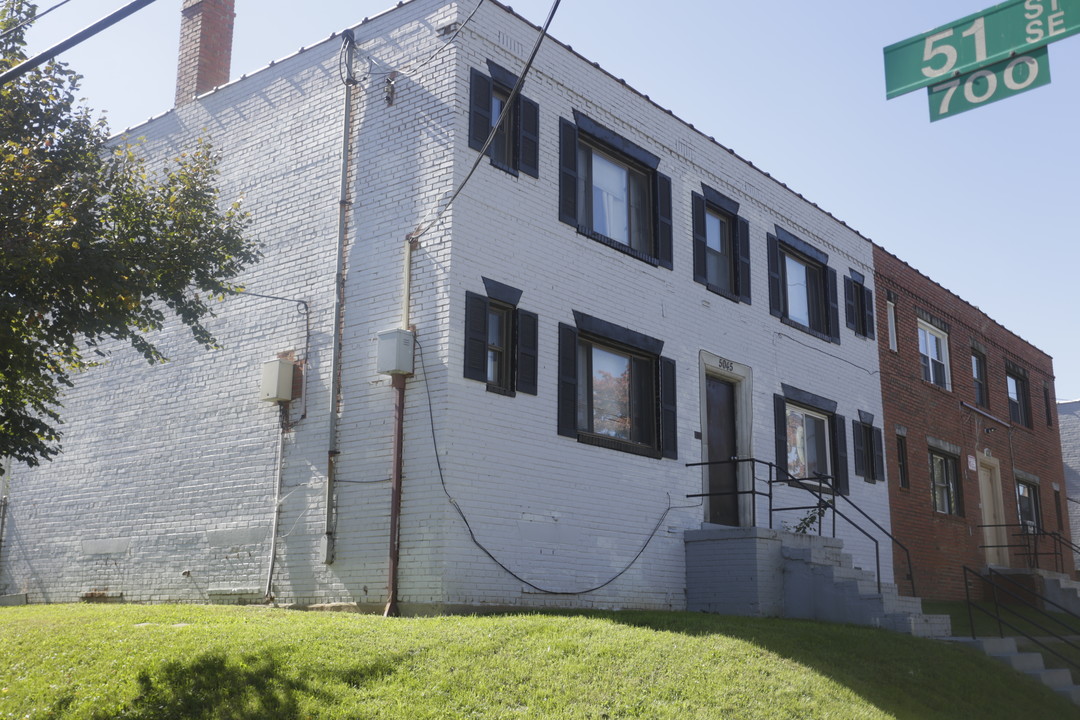 5045 Hanna Pl Se in Washington, DC - Foto de edificio