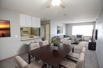 Pinehurst Apartments in Sioux Falls, SD - Foto de edificio - Building Photo