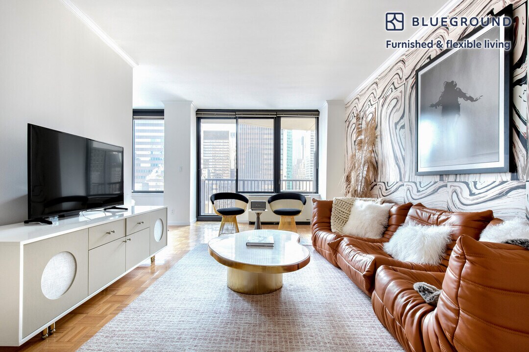 150 E 57th St in New York, NY - Building Photo