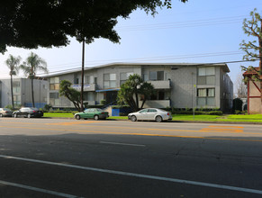 8825 Woodman Ave in Van Nuys, CA - Building Photo - Building Photo