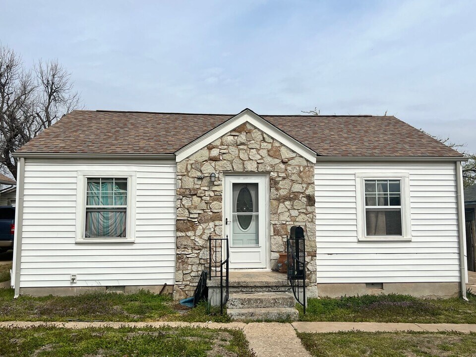 831 Poplar Ave in Yukon, OK - Building Photo