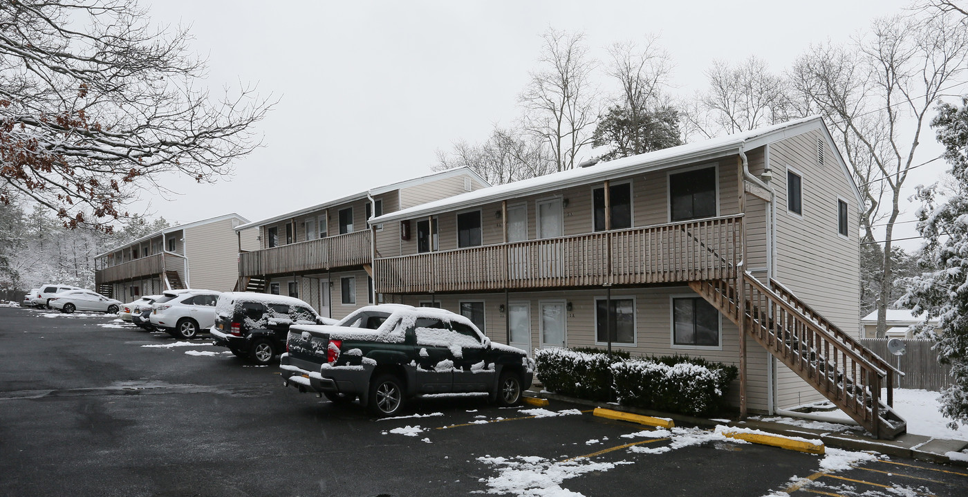 Tiana Pines Garden Apartments in Hampton Bays, NY - Building Photo