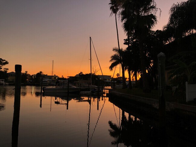 512 129th Ave E, Unit 4 in Madeira Beach, FL - Foto de edificio - Building Photo