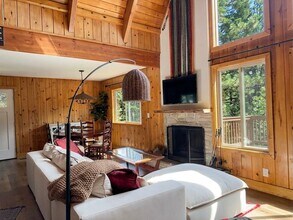 22374 Glenwood Dr in Crestline, CA - Building Photo - Building Photo