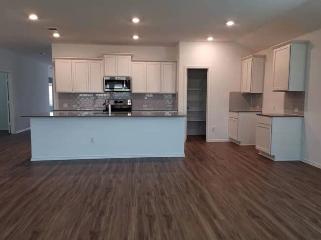 105 Bear Oak St in Hutto, TX - Building Photo - Building Photo