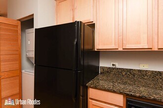 3256 N Clifton Ave, Unit J06W in Chicago, IL - Building Photo - Building Photo