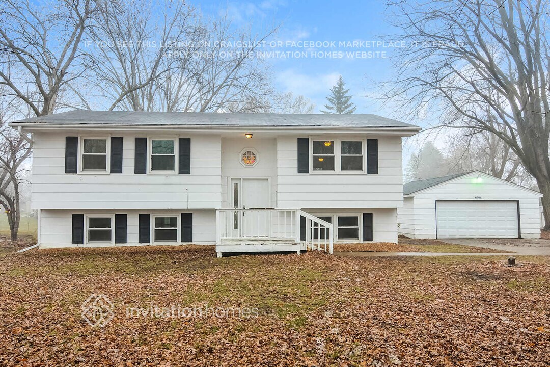 16901 Whitewood Ave in Prior Lake, MN - Foto de edificio