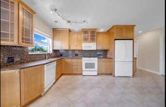 2591 NE 55th Ct, Unit 208 in Fort Lauderdale, FL - Foto de edificio - Building Photo