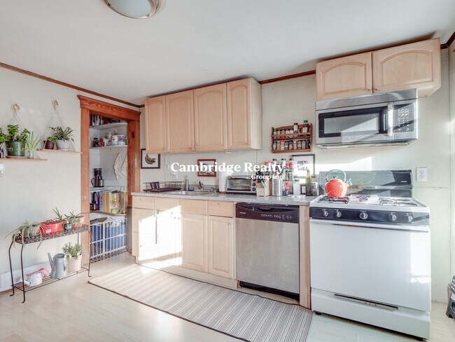 60 Powder House Blvd, Unit 3 in Somerville, MA - Building Photo - Building Photo