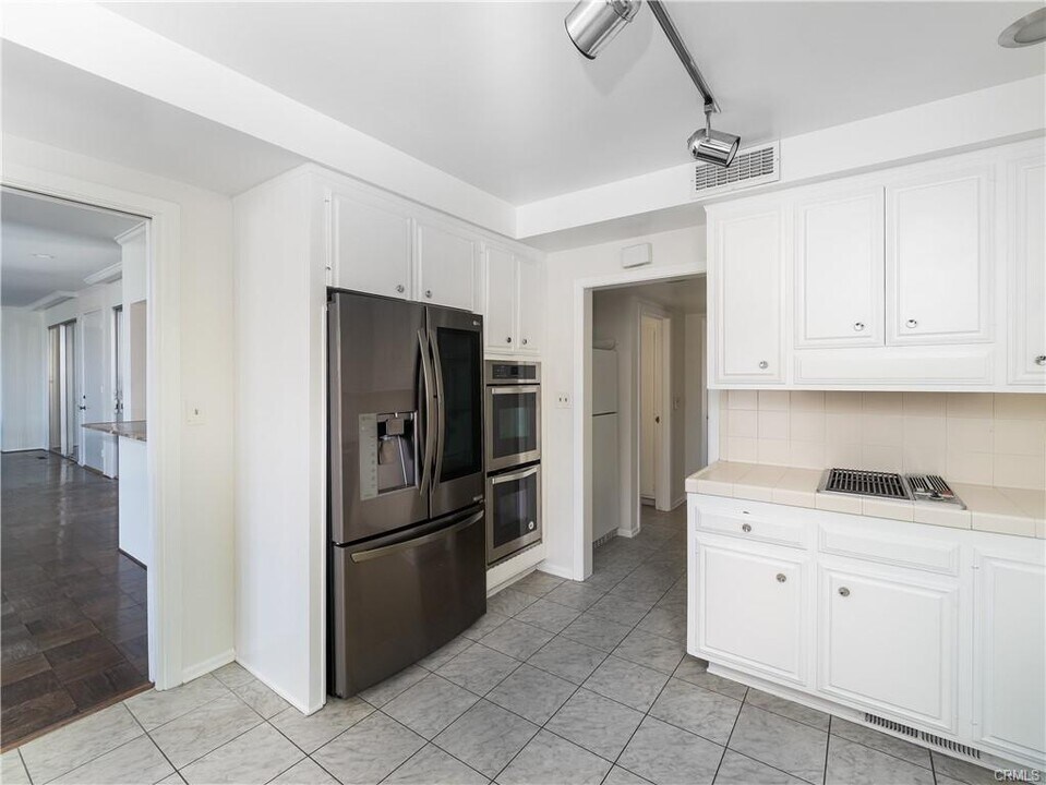 20193 Adele Dr in Los Angeles, CA - Building Photo