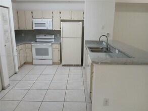 7230 NW 114th Ave in Doral, FL - Foto de edificio - Building Photo