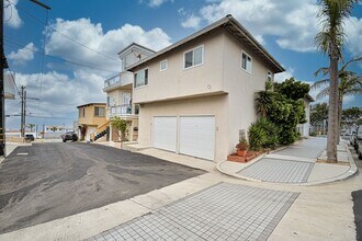 232 11th St in Manhattan Beach, CA - Building Photo - Building Photo
