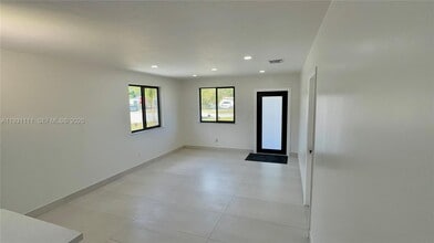 800 Jann Ave in Opa Locka, FL - Foto de edificio - Building Photo