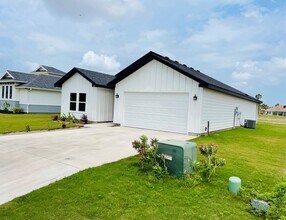 113 Torrey Pines Dr in Laguna Vista, TX - Building Photo - Building Photo