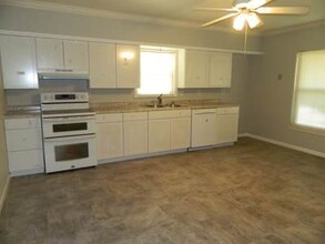 1060 W Vanderbilt St in Stephenville, TX - Building Photo - Building Photo