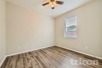 103 Hollow Tree Dr in Red Oak, TX - Foto de edificio - Building Photo