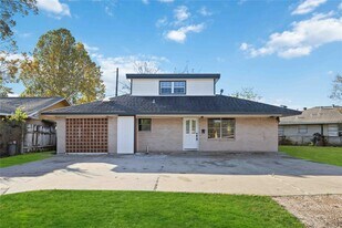 3304 Bluefield Dr in Pasadena, TX - Building Photo