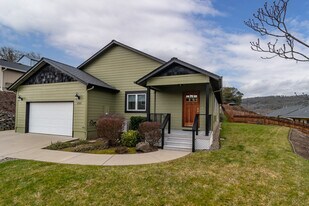 233 Palmdale Ave in Roseburg, OR - Building Photo