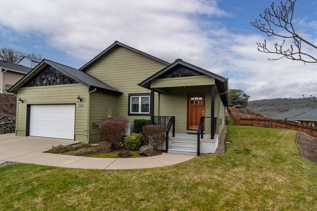 233 Palmdale Ave in Roseburg, OR - Building Photo