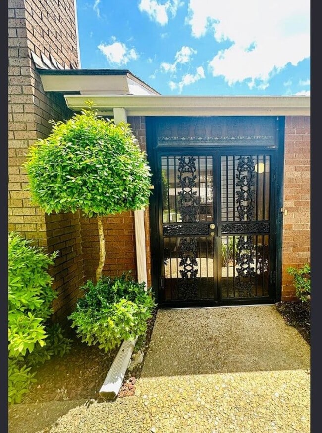 property at 2705 Greenbriar Dr