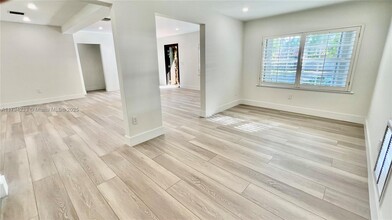 5785 SW 54th Ter in Miami, FL - Building Photo - Building Photo