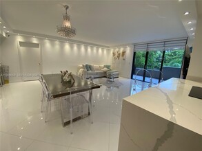 121 Crandon Blvd in Key Biscayne, FL - Foto de edificio - Building Photo