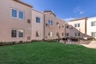 Fallbrook Trails in Fallbrook, CA - Foto de edificio - Building Photo