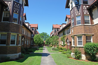 Bull Manor Apartments in Racine, WI - Building Photo - Building Photo