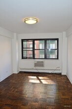 219 E 69th St in New York, NY - Building Photo - Building Photo