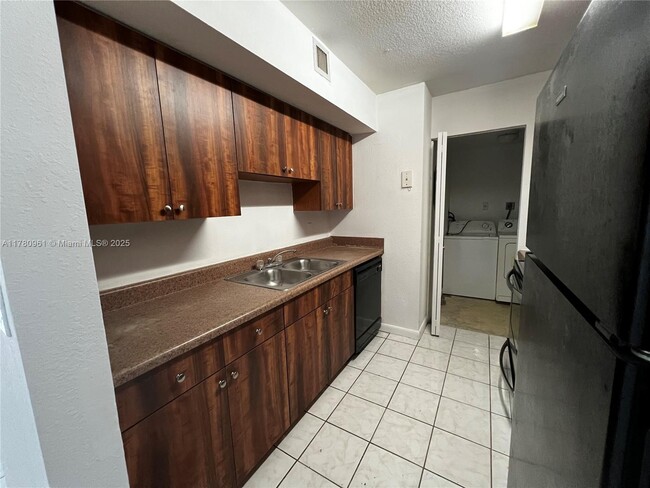 2844 NW 55th Ave in Lauderhill, FL - Building Photo - Building Photo