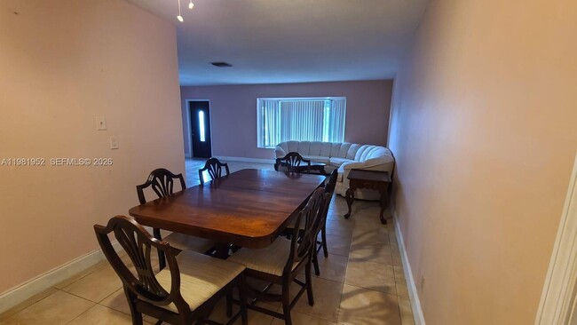 6808 NW 75th St in Tamarac, FL - Building Photo - Building Photo