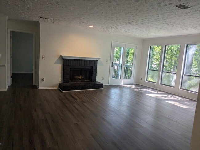 101 Warm Springs Cir in Roswell, GA - Building Photo - Building Photo