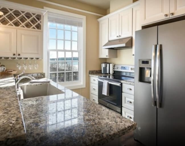 685 Peace Portal Dr, Unit 301 in Blaine, WA - Foto de edificio - Building Photo