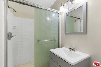 12325 Oxnard St in Los Angeles, CA - Building Photo - Building Photo