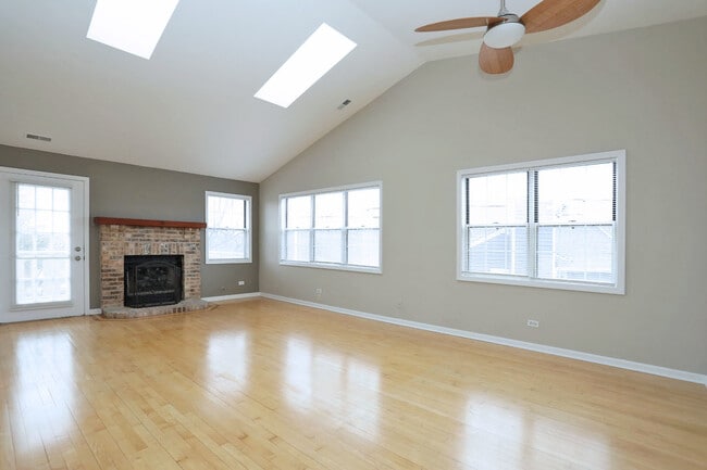 573 W Parkside Dr in Palatine, IL - Building Photo - Building Photo