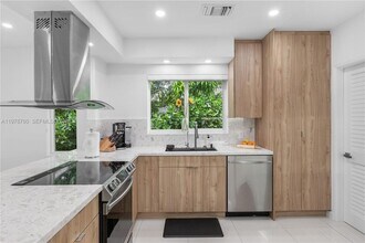 741 NW 87th Ave in Miami, FL - Foto de edificio - Building Photo