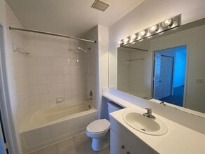 616 Clearwater Park Rd in West Palm Beach, FL - Foto de edificio - Building Photo