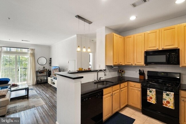 2465 Army Navy Dr, Unit #204 in Arlington, VA - Building Photo - Building Photo