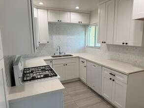 560 W Harvard St, Unit 2 in Glendale, CA - Foto de edificio - Building Photo