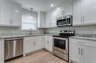 609 Casa Linda St in Ennis, TX - Building Photo - Building Photo
