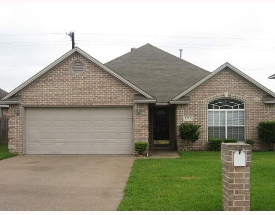 3202 Neuburg Ct in College Station, TX - Building Photo