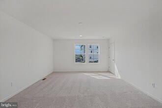 162 Ludgate Mnr in Falling Waters, WV - Building Photo - Building Photo