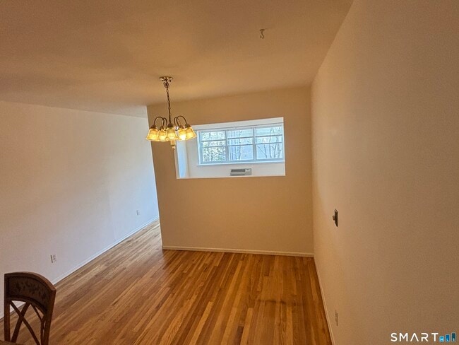 637 Cove Rd in Stamford, CT - Foto de edificio - Building Photo