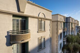 Lakeview Apartments in Los Angeles, CA - Foto de edificio - Building Photo