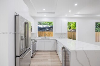 3164 Plaza St in Miami, FL - Building Photo - Building Photo