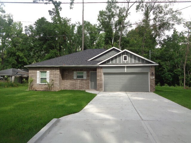 402 Cherokee Dr in Montgomery, TX - Building Photo