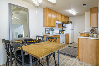 Mission Ranch Apartments in Chico, CA - Building Photo - Interior Photo