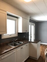 14 Riverside Dr E in St John's, NL - Building Photo - Building Photo