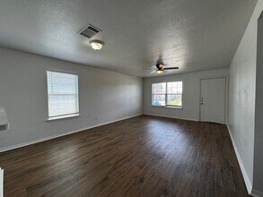 1713 Manor Garden Mnr in Greenville, TX - Foto de edificio - Building Photo