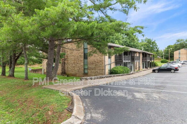 405 Spring St in Dickson, TN - Foto de edificio - Building Photo